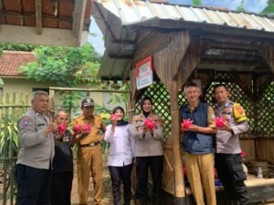 Kapolsek Kawali Dukung Ketahanan Pangan, Kunjungi Kelompok Tani Buah Naga “Muda Mandiri”