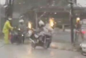 Viral! Polisi di Ciamis Dorong Motor Mogok di Tengah Hujan Deras, Menuai Pujian Warga
