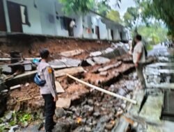 Polsek Cihaurbeuti Tinjau Lokasi Longsor Benteng Mess Pabrik di Sukahaji