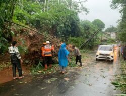 Polsek Kawali Tanggapi Cepat Tanah Longsor yang Tutupi Jalan di Dusun Cibadak
