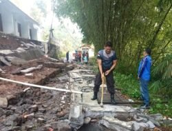 Kapolsek Cihaurbeuti Bersama Warga Bersihkan Material Longsor di Desa Sukahaji