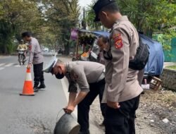 Antisipasi Kecelakaan, Polsek Pameungpeuk Perbaiki Jalan Berlubang di Jalur Banjaran