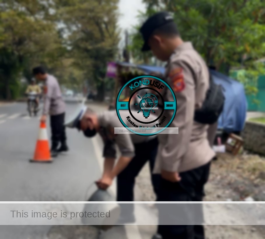 Menggunakan semen, para petugas meratakan permukaan jalan yang berlubang guna mengurangi risiko kecelakaan. Foto:Rifa'i
