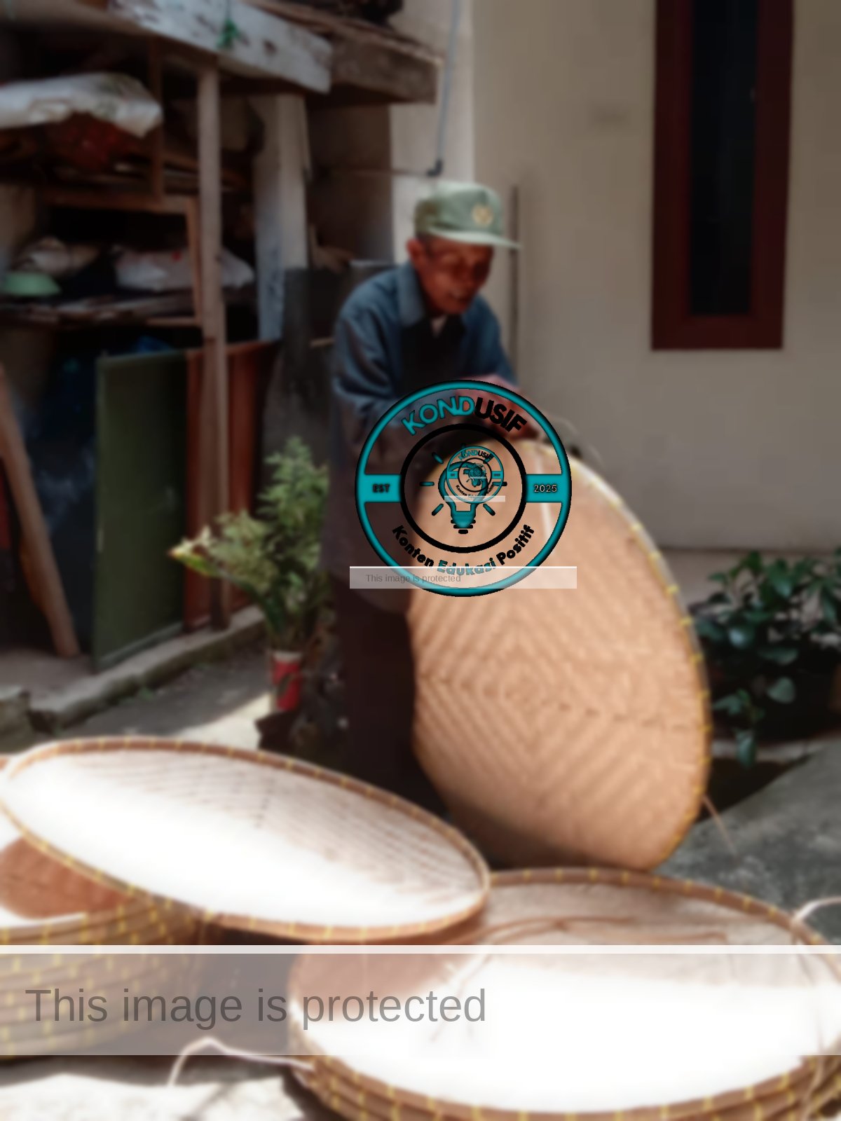 Maksum Kakek tua penjual Tampir yang tetap memilih berjuang di sisa hidupnya. Foto by: Kondusif.com