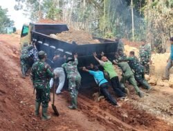Satgas Pra TMMD Bahu Membahu Bantu Dorong Kendaraan, Tak Gentar Hadapi Medan Sulit