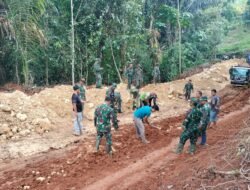 Warga Desa Jadikarya, Bungur, dan Bojong Bergandengan Tangan Membangun Jalan dalam Program Pra TMMD ke-123