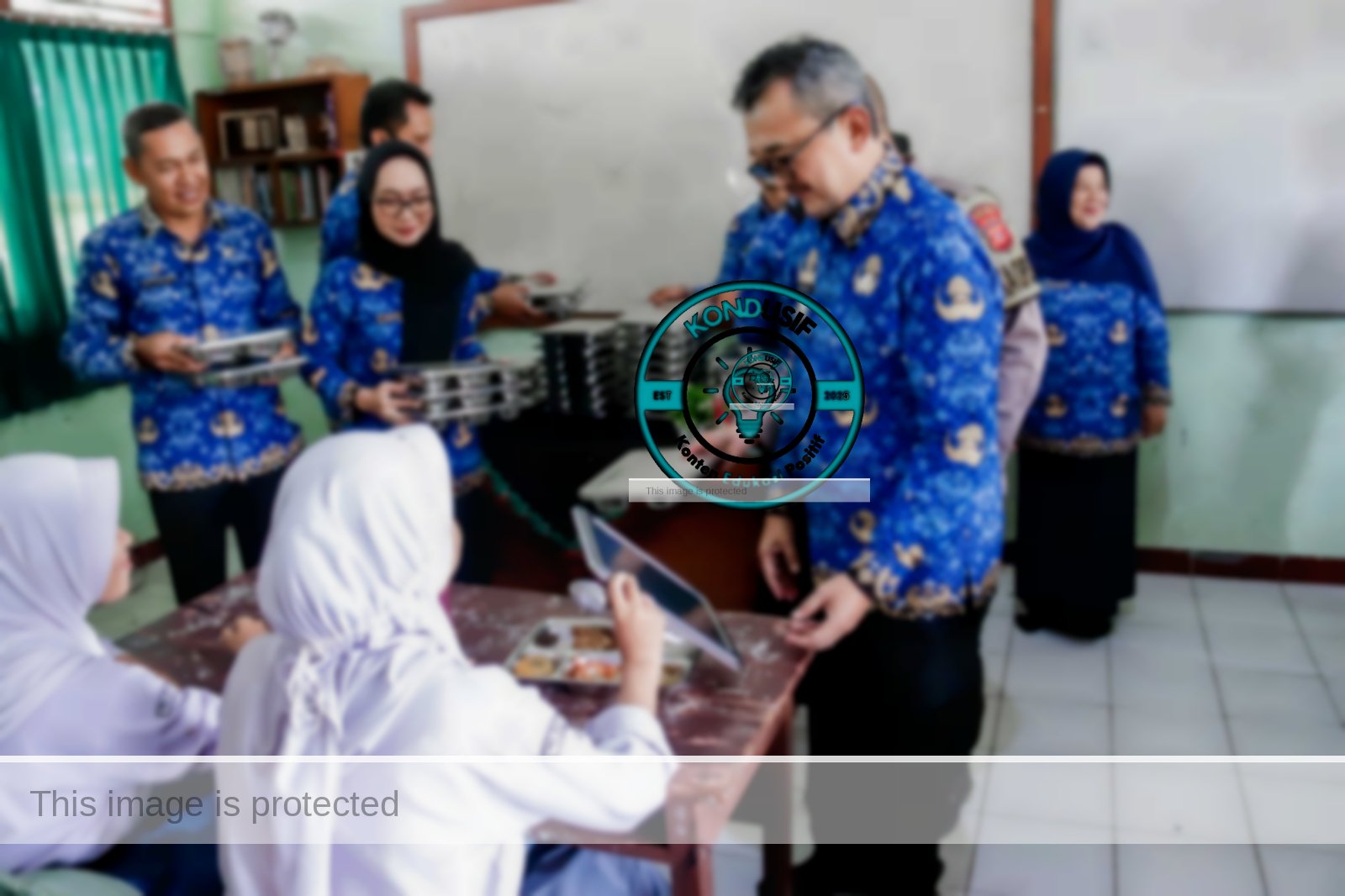 Pj Bupati Ciamis Budi Waluya saat meninjau Makan Bergizi Gratis (ist).