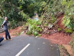 Longsor Tutup Jalan Penghubung di Cikoneng, Akses Darmacaang-Kujang Lumpuh