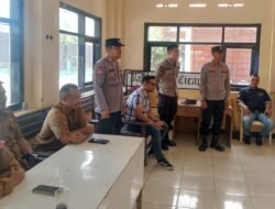 Polsek Banjarsari Kawal Musyawarah Warga Cicapar “Tagih Janji” Kades