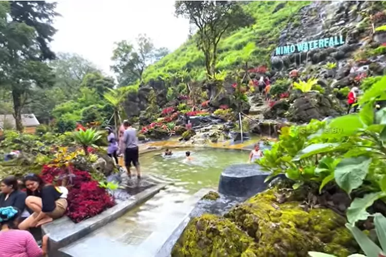 Nimo Jungle Hotspring, destinasi wisata terbaru ini menghadirkan pengalaman berendam di air panas belerang yang menyegarkan tubuh. Foto by: Kondusif