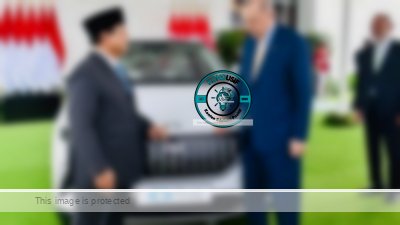 Presiden Republik Indonesia, Prabowo Subianto, menerima hadiah istimewa dari Presiden Turkiye, Recep Tayyip Erdoğan. Sebuah mobil listrik Togg T10X berwarna putih.