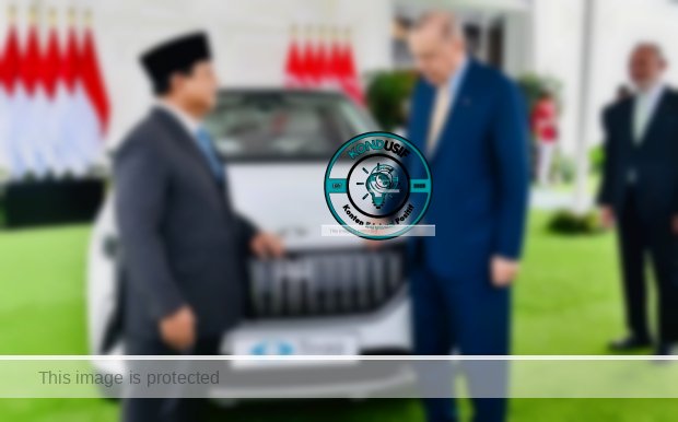 Presiden Republik Indonesia, Prabowo Subianto, menerima hadiah istimewa dari Presiden Turkiye, Recep Tayyip Erdoğan. Sebuah mobil listrik Togg T10X berwarna putih.