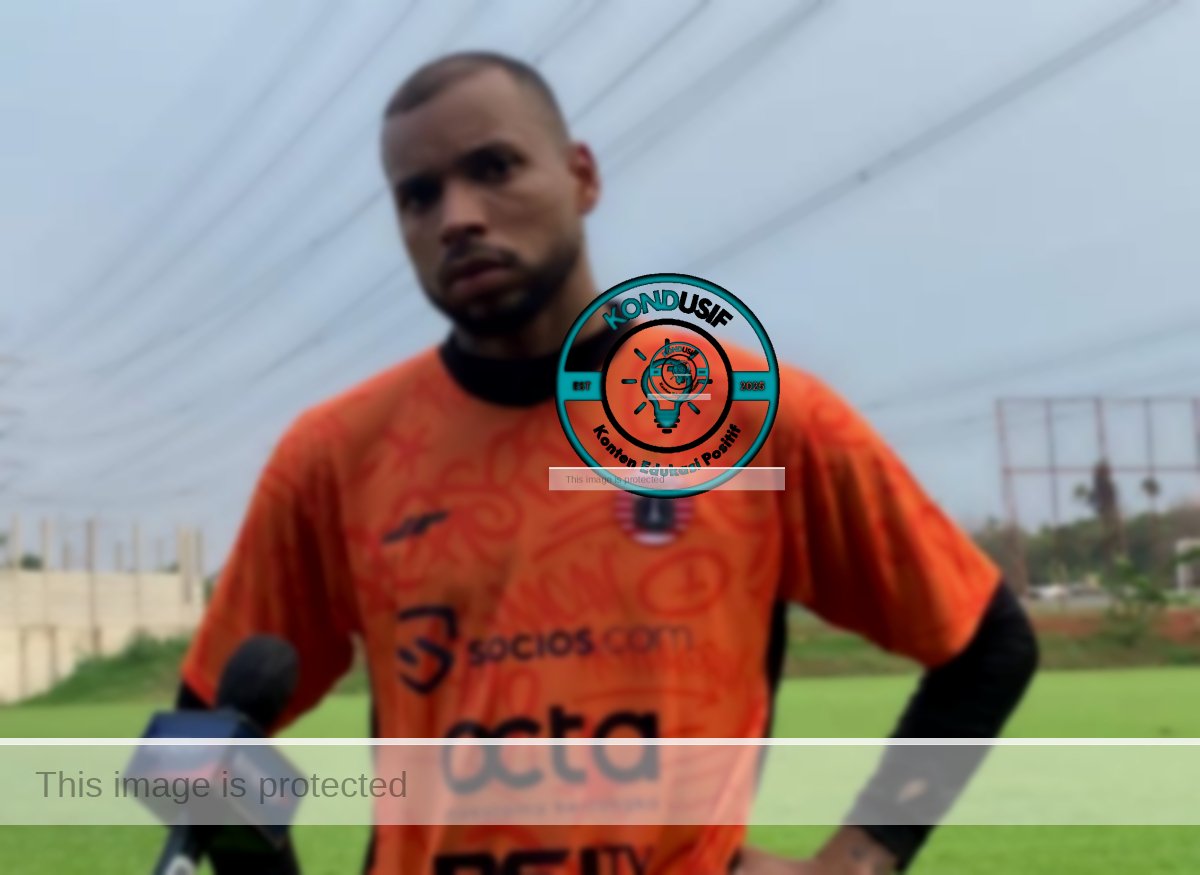 Penyerang Persija Jakarta, Gustavo Almeida, memilih bungkam soal performa timnya yang sedang terpuruk. Persija vs Persib: Gustavo Almeida Pilih Fokus, Tak Mau Banyak Bicara. Foto: Persija