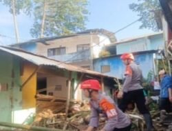 Brimob Polda Jabar Gerak Cepat Evakuasi Korban Banjir Bandang di Cisarua, Bogor