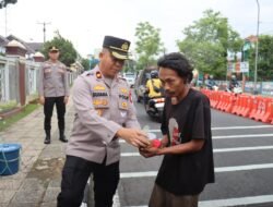 Polres Ciamis Bagikan Takjil Ramadhan 1446 H kepada Masyarakat di Depan Mako Polres