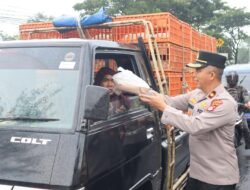 Ramadhan Berkah! Polres Ciamis Tebar Kebaikan, Bagikan Takjil Gratis untuk Warga