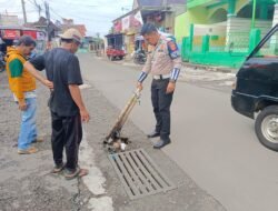 Aksi Humanis Polisi di Ciamis: Bantu Warga Perbaiki Gorong-Gorong dengan Biaya Pribadi