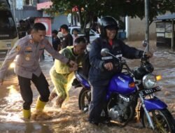 Kapolres Ciamis Terjun Langsung Atur Lalu Lintas di Jalan Tergenang Air, Aksi Sigapnya Tuai Pujian Warga