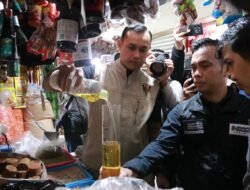 Polda Jabar Sidak Minyak Kita di Pasar Kosambi: Harga Stabil, Takaran Sesuai Standar