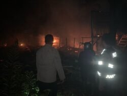 Polsek Cijeungjing Polres Ciamis Datangi TKP Kebakaran, Ribuan Ayam Hangus Terbakar