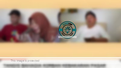 Tangis haru pedagang pasar Ciamis saat menerima bantuan Dedi Mulyadi (tangkapan layar/Kanal YouTube Kang Dedi Mulyadi Channel)