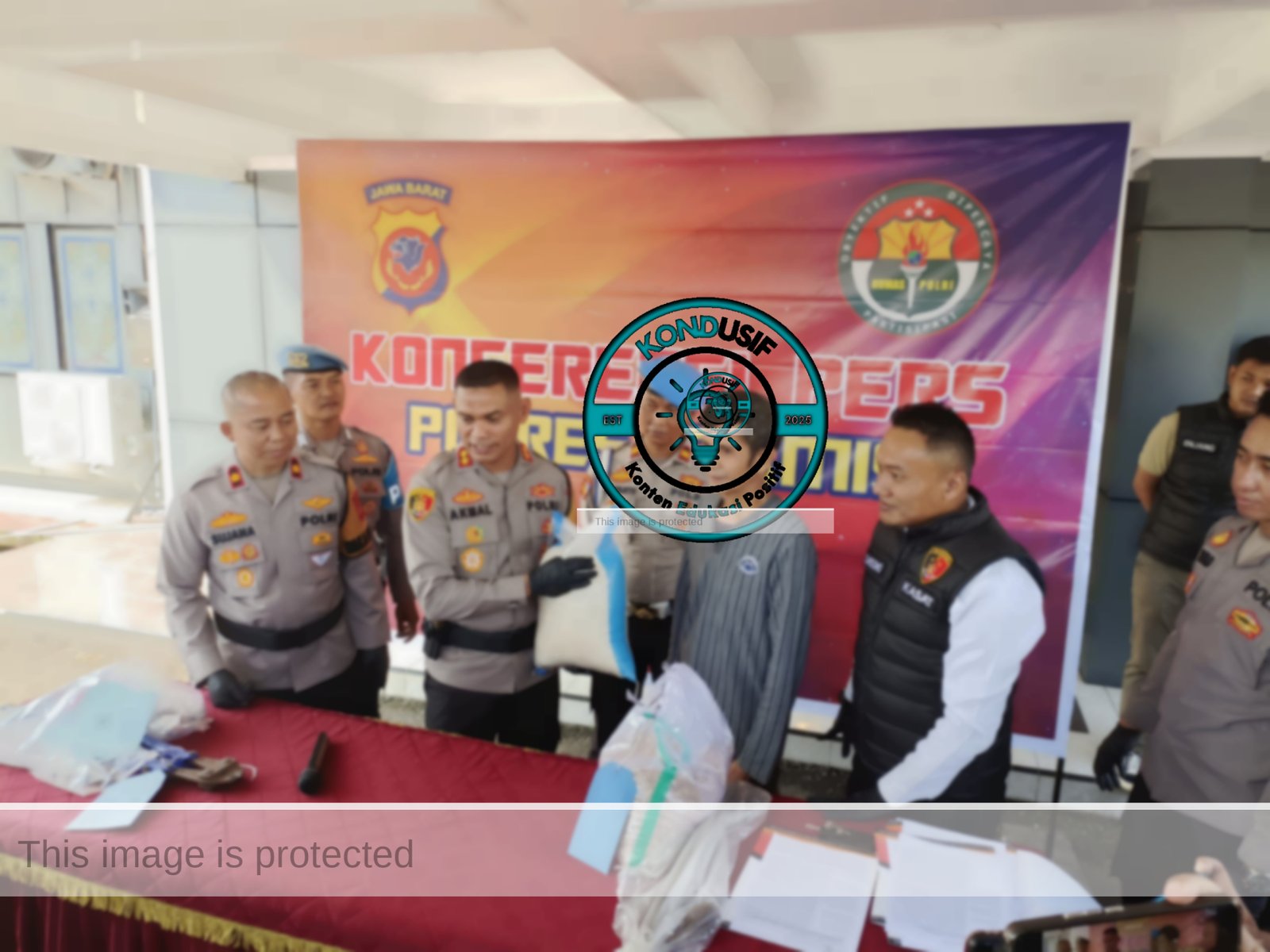 Kapolres Ciamis AKBP Akmal saat mengembalikan barang
