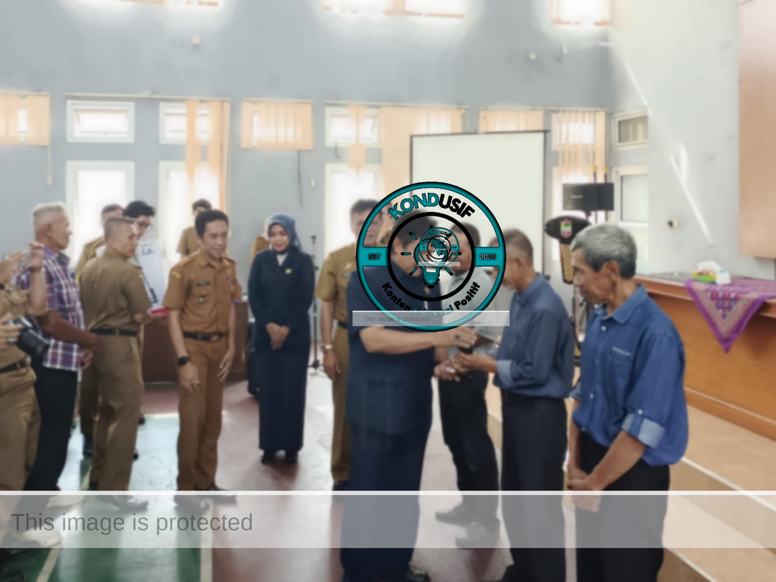 Penyerahan bantuan kepada petani