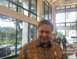 IHSG Anjlok, Airlangga Bantah Mundur dari Menko Perekonomian, Pastikan Ekonomi Stabil