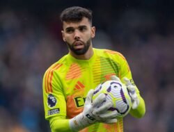 Kiper Pegang Bola Lebih dari 8 Detik Akan Dihukum Corner Kick? Ini Aturan Baru IFAB