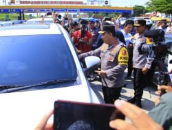 Kapolri Sapa dan Beri Bingkisan ke Pemudik Saat Melepas One Way Nasional Arus Balik di Tol Kalikangkung