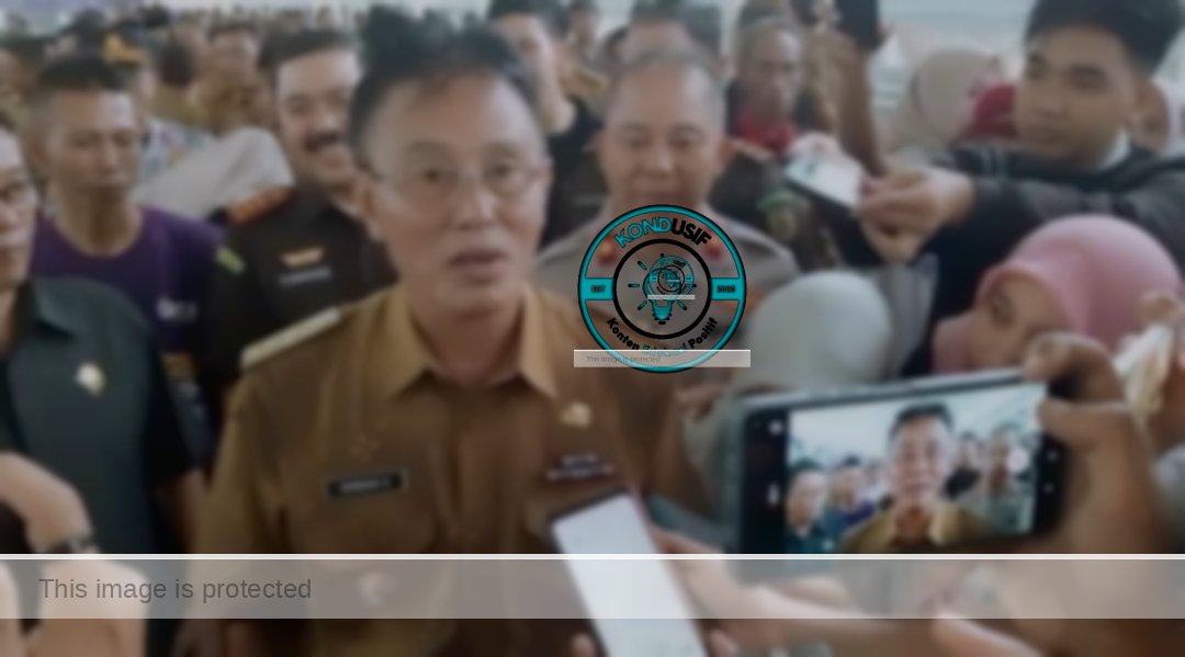 Bupati Ciamis, Herdiat Sunarya saat meninjau lapak PKL di pusat Kuliner Ciamis