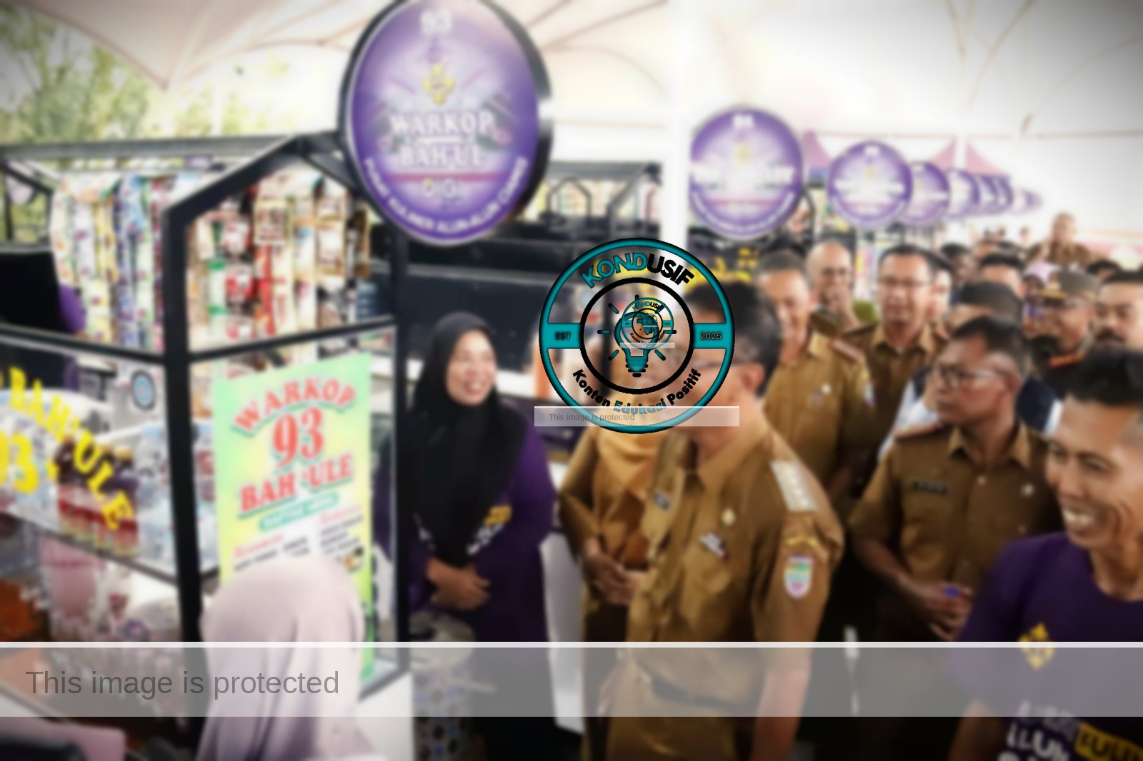 Bupati Ciamis, Herdiat Sunarya saat menyapa pedagang di lapak pusat kuliner Alun-alun Ciamis