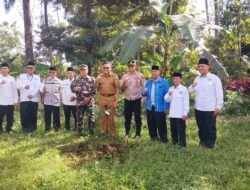 Zikir Semesta di Hari Bumi: Kapolsek Cihaurbeuti Tanam Pohon di Ponpes Ishlahul Mubtadiin