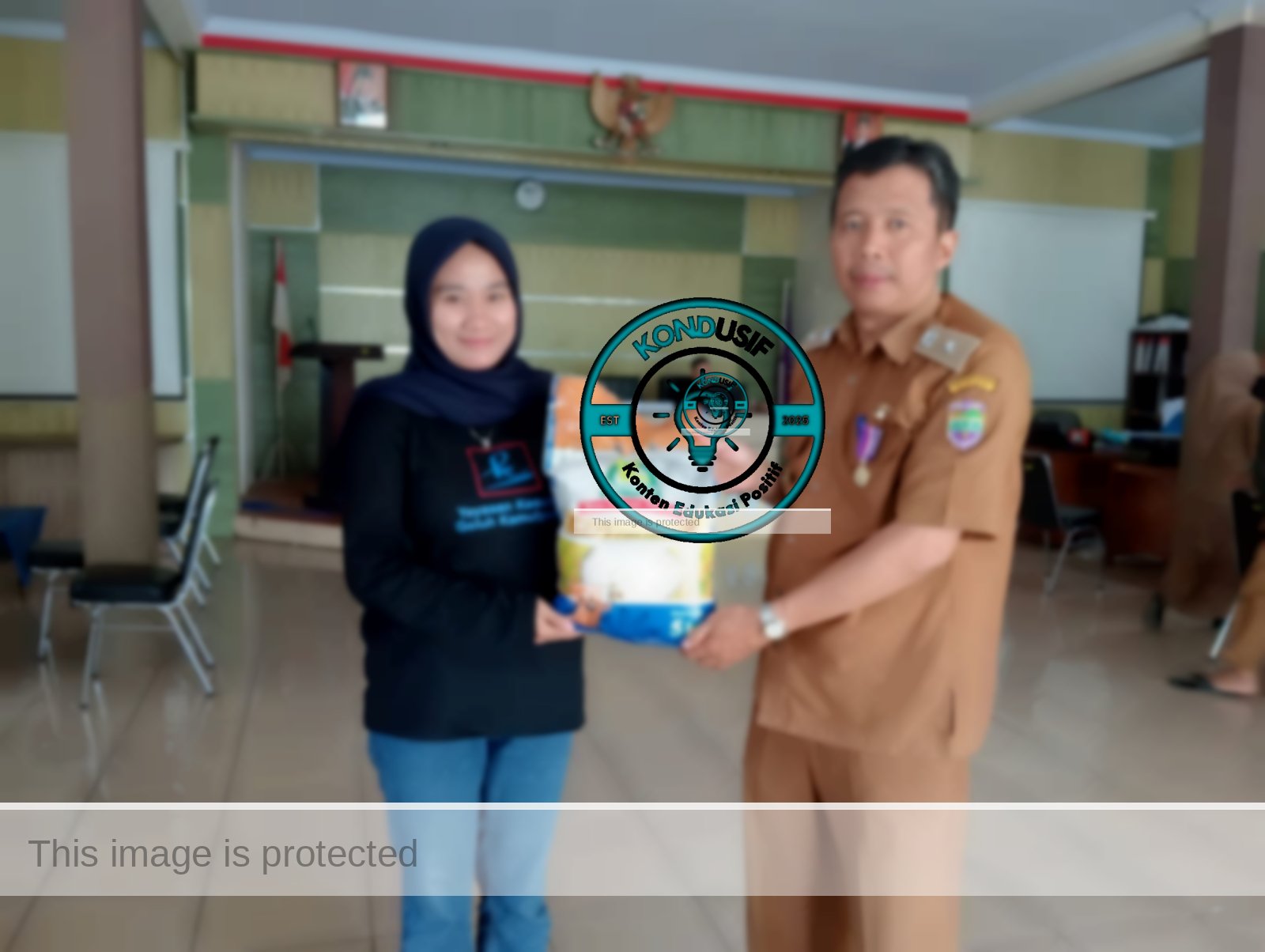 Penyerahan Bantuan berupa beras dari Yayasan Kesuma Galuh Kamulyaan untuk masyarakatn desa Mangkubumi Sadananya diterima langsung oleh Kepala Desa Mangkubumi Ali Muhidin