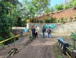 Polsek Cipaku Amankan Lokasi Longsor di Jalatrang, Pastikan Keselamatan Warga