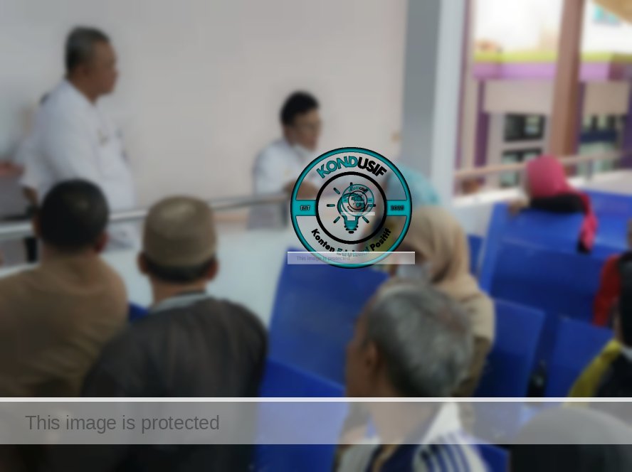 Bupati Ciamis, Herdiat Sunarya saat menyapa masyarakat di RSUD Ciamis