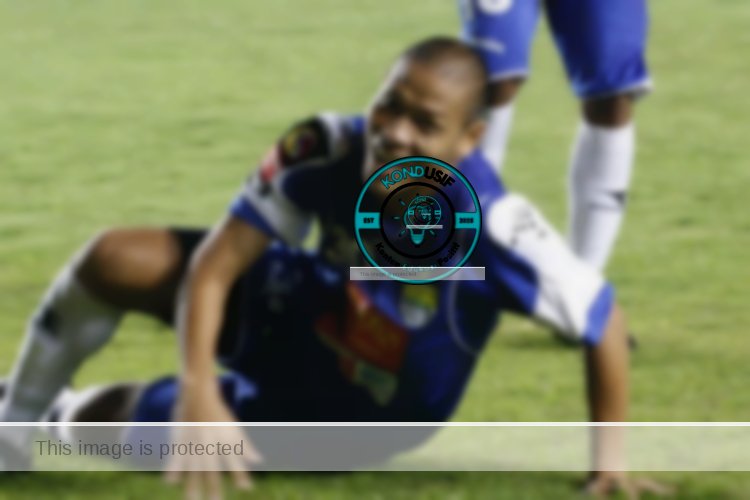 Nova Arianto saat melakukan selebrasi Suster Ngesot (web)