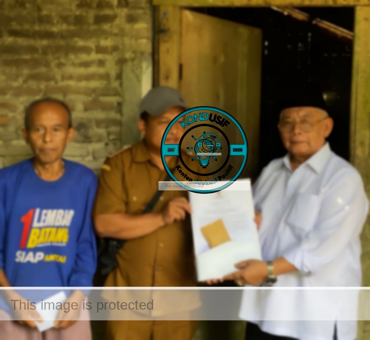 Ketua Baznas Ciamis H. Lili Miftah saat menyerahkan bantuan rutilahu kepada aparat desa dan penerima bantuan