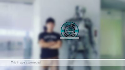 Umar Mustofa saat memamerkan robot buatannya, foto (instagram/@umayrobot)