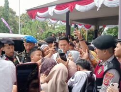 Warga Sambut Kang Dedi Mulyadi, Gedung DPRD Ciamis Diserbu Massa