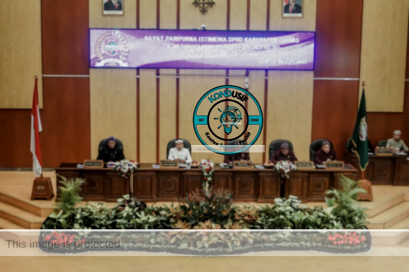 Foto: Bupati Ciamis Herdiat Sunarya Gubernur Jabar Dedi Mulyadi Ketua DPRD Nanang Permana Saat Melaksanakan Rapat Paripurna Istimewa Hari Jadi Ciamis Kr-383 Tahun di Aula Tumenggung DPRD Ciamis, Kamis (12/6/2025)