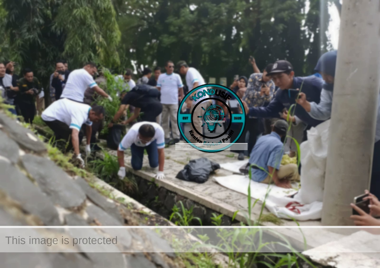 Bupati Ciamis, Herdiat Sunarya saat memungut sampah plastik di sekitar pasar manis Ciamis (fauza)