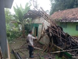 Diterpa Hujan Deras dan Tak Kuat Tahan Atap, Rumah Warga Sukanagara Ambruk—Polri Sigap Beri Bantuan