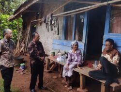 Usai Tinjau SDN 2 Kujang yang Baru Dibangun, Bupati Ciamis Serahkan Bantuan Rutilahu Rp20 Juta ke Warga