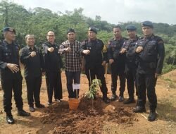 Penanaman Durian Cineam: Brimob dan H. Wahyu Tanam 60 Pohon, Targetkan 1.000 Bibit Produktif