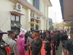 Penuh Haru, AKBP Akmal Jalani Pedang Pora di Akhir Masa Jabatannya di Ciamis