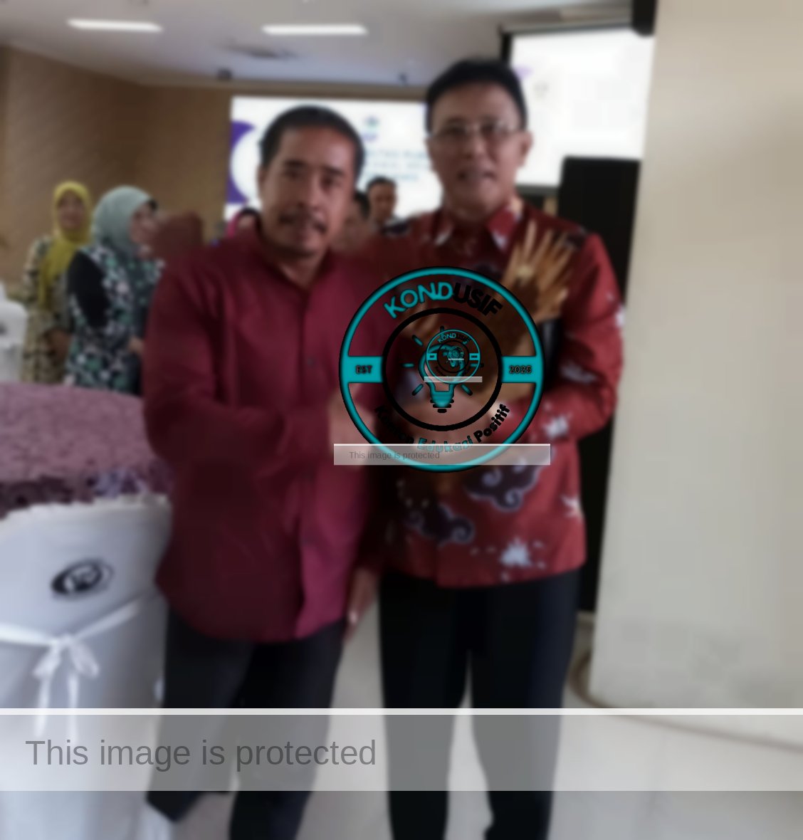 Ketua PPDI Ciamis, Dodo Zakaria saat berswafoto dengan Bupati Ciamis, Herdiat Sunarya