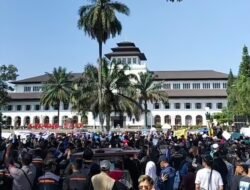 Aksi Damai di Gedung Sate, Pekerja Pariwisata Tuntut Cabut Larangan Study Tour