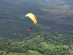Merah Putih di Langit Garut, Bripka Saepul Rayakan HUT ke-80 RI dengan Aksi Paralayang