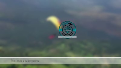 Atraksi paralayang Bhabinkamtibmas Polsek Tarogong Kaler, Polres Garut, Bripka Saepul saat mengibarkan bendera di ketinggian (foto: instagram/@polresgarut)